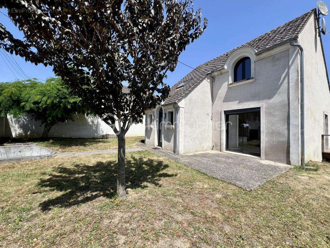 Maison à VAUX-LE-PENIL