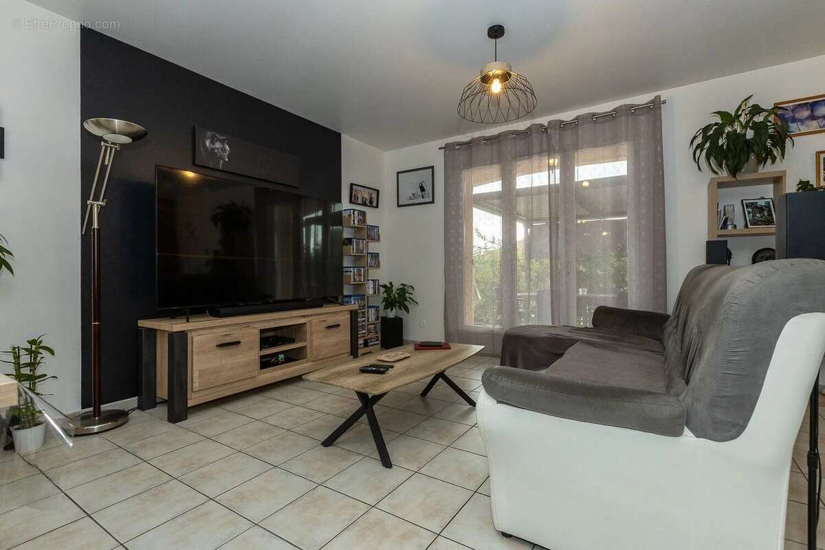 Maison à MONTAGNIEU