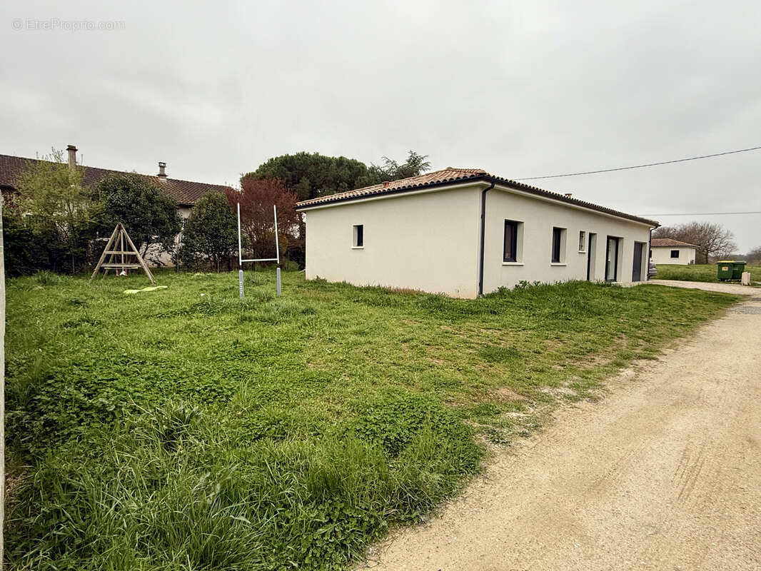 Maison à MONTAIGUT-SUR-SAVE