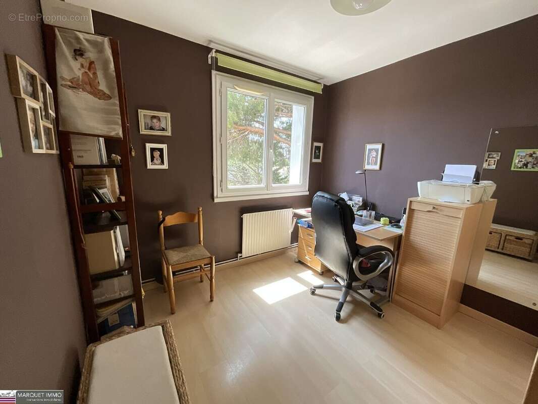 Volumineux appartement T3 + bureau offrant 95 m² au 1° étage d'un immeuble de 1976 bien entretenu avec cave et parking privatif. - photo 7