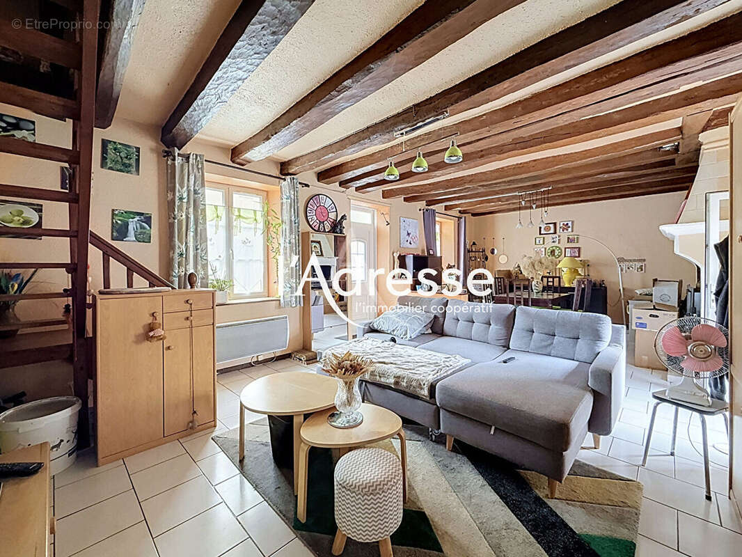 Maison de bourg à vendre à Truyes. - photo 6