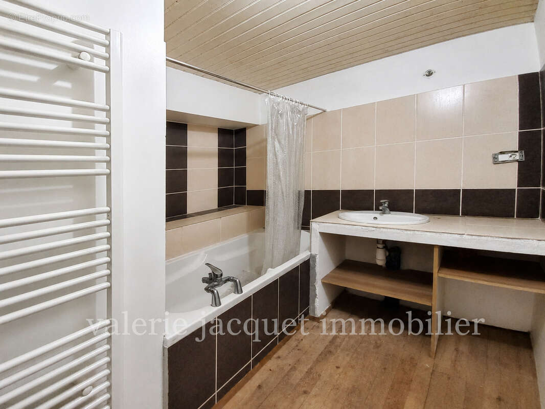 LUSSAC   Ensemble immobilier à rénover avec deux granges et fort potentiel d'évolution - photo 12