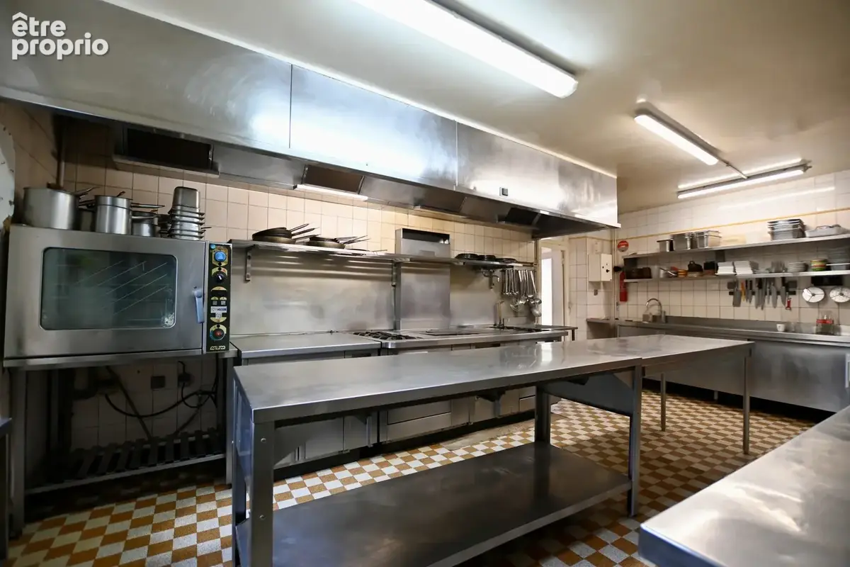 Ancien hôtel-restaurant, dépendances et terrain - photo 12