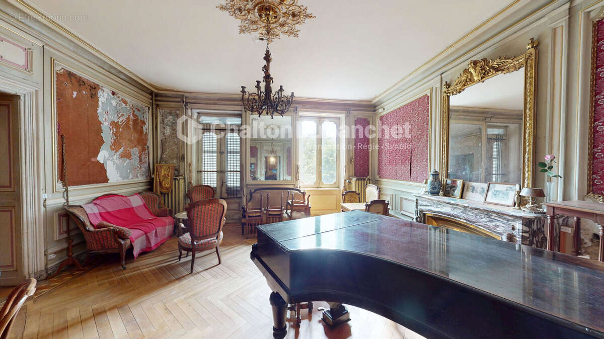 Maison 420 m² à Saint-Cyr-De-Valorges  - photo 5