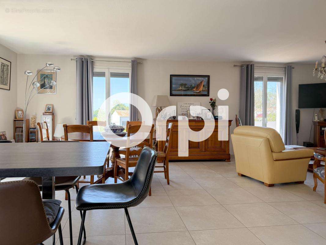 Maison familiale avec beau terrain et nombreuses surfaces annexes - photo 2