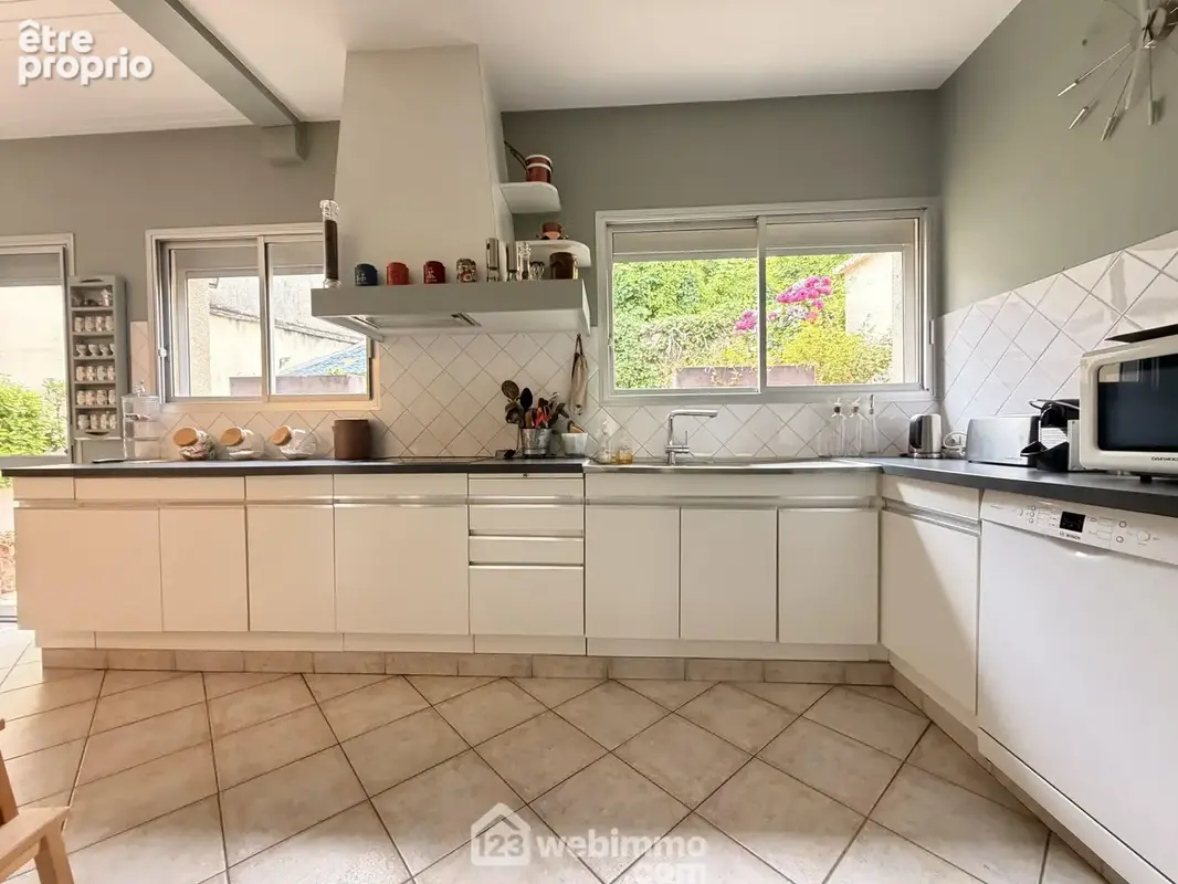 A ses cotés, la cuisine de 22 m²