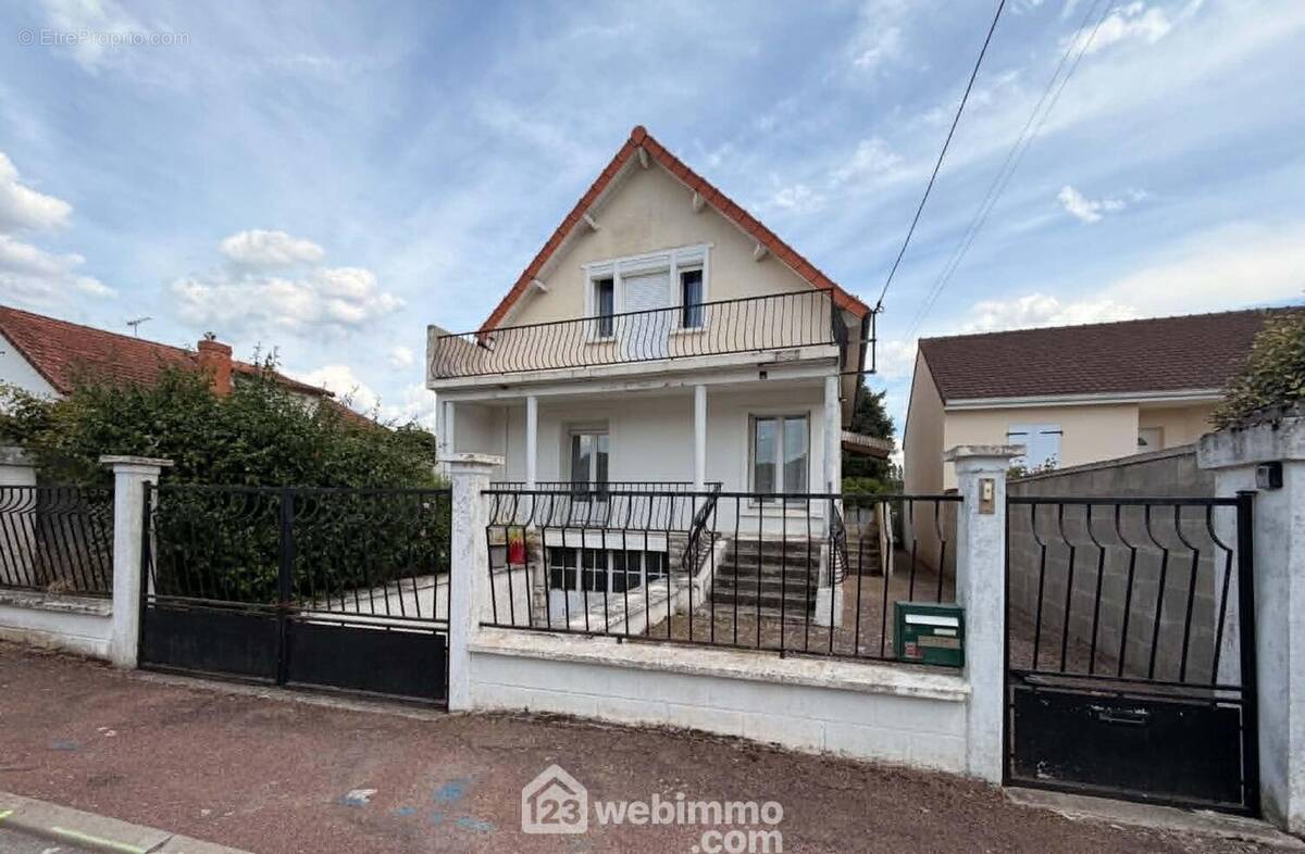 Maison 120 m2 habitables, 4 pièces, 3 chambres. - Maison à CHATELLERAULT