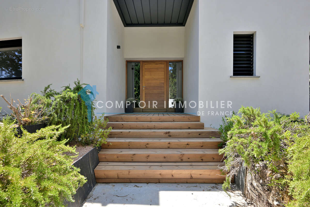 Maison à SAINT-CLEMENT-DE-RIVIERE