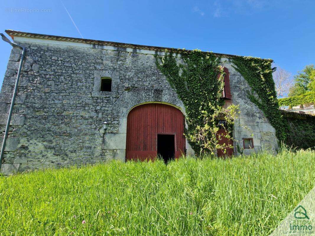 Maison à VILLEBOIS-LAVALETTE