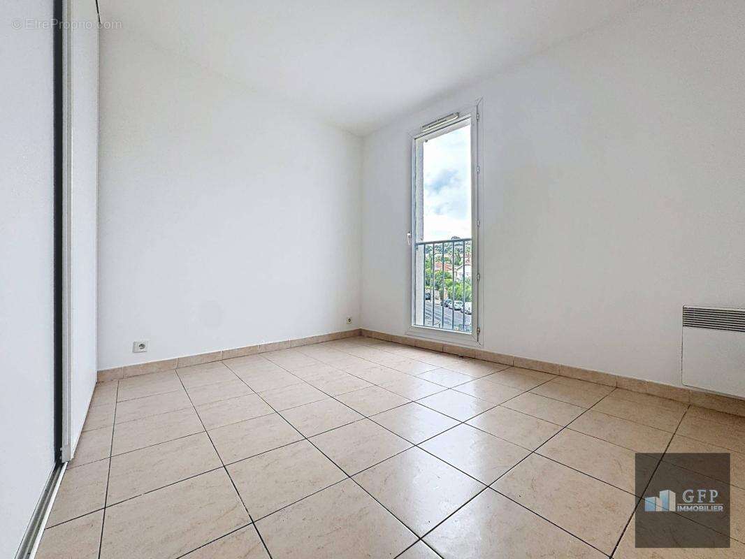 HYÈRES – Appartement T2 avec terrasse et parking couvert - photo 7