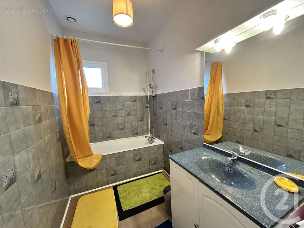 Maison à SAINT-MEDARD-DE-GUIZIERES