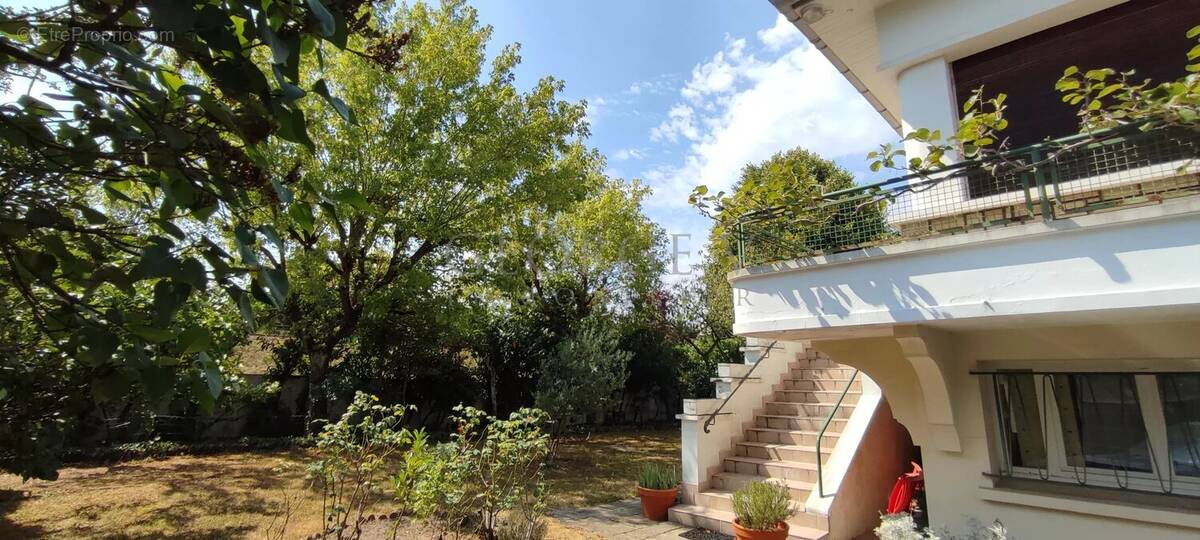 Maison individuelle 8 pièces, 5 chambres sur un terrain arboré de 933 m² - photo 1