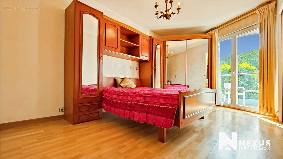 chambre 1 accès terrasse - Appartement à MONT-SAINT-AIGNAN