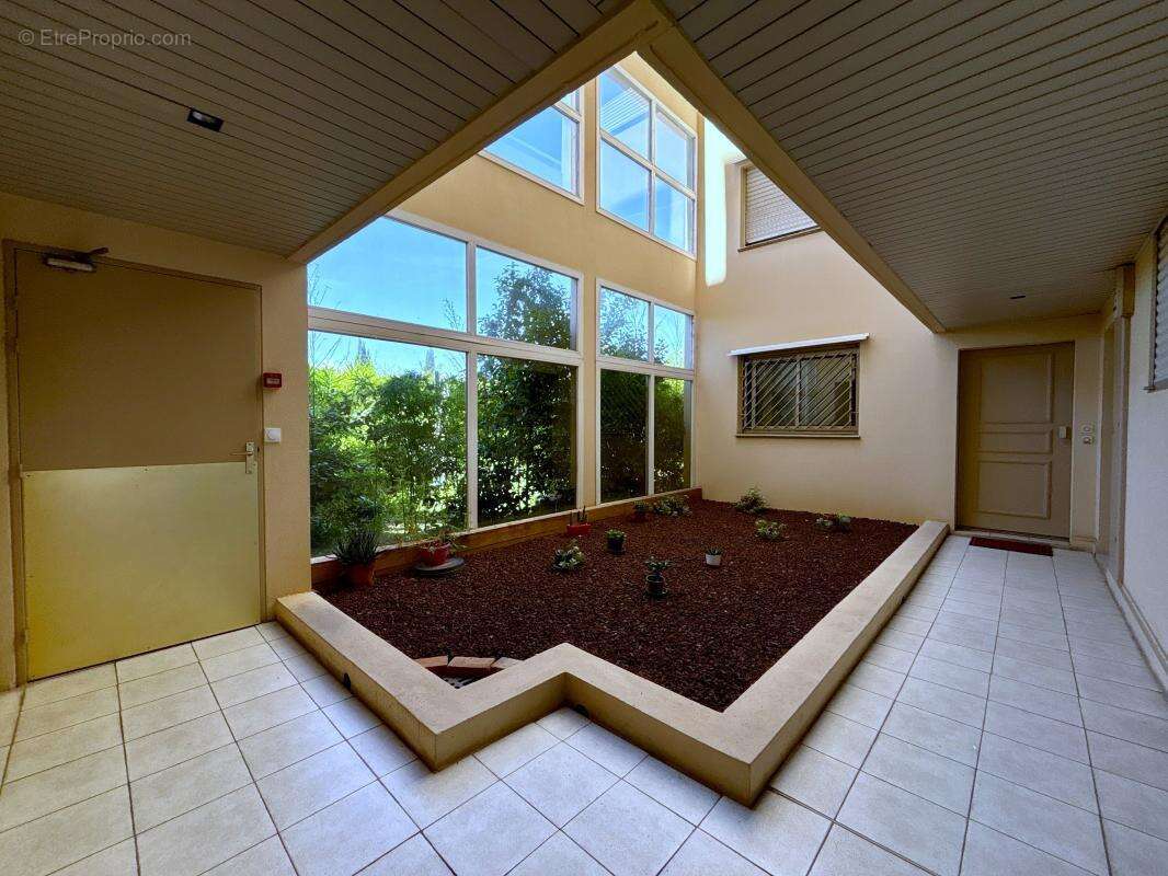 Appartement à SAINT-LAURENT-DU-VAR