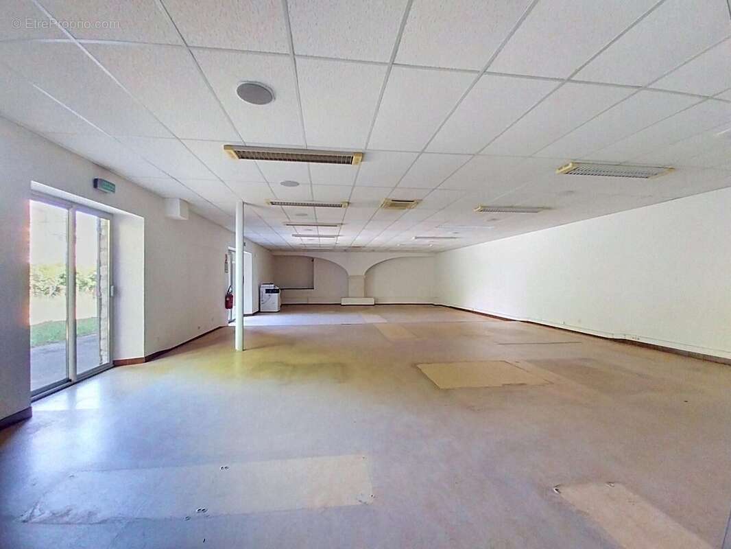 Commerce 300 m² à Pierrelatte  - photo 3
