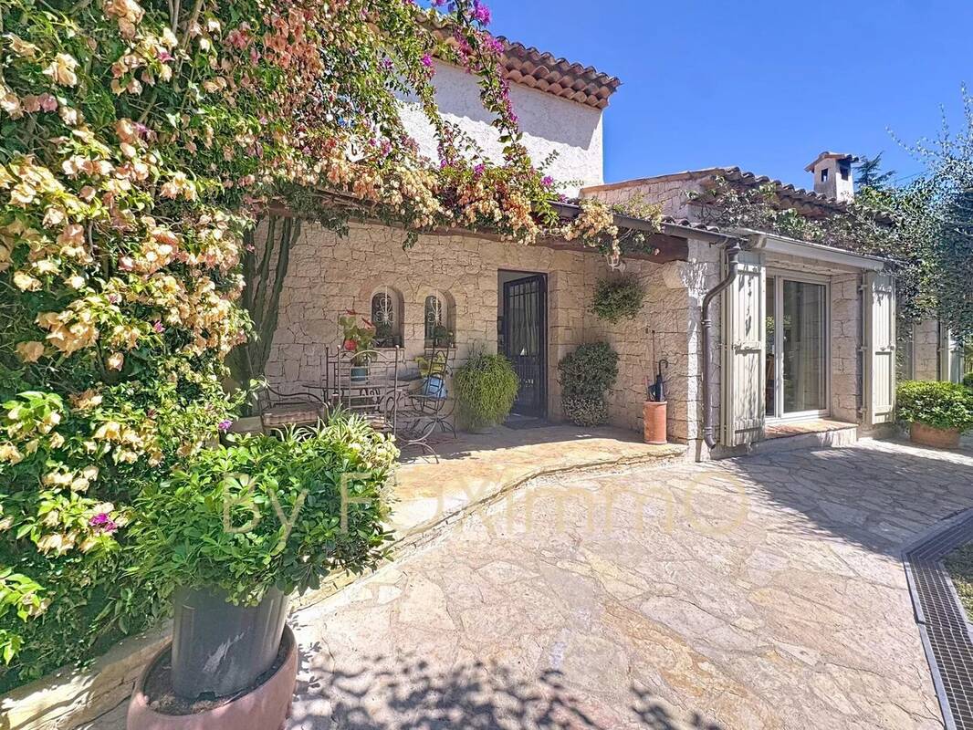 Villa de caractere vue panoramique sur Saint-Paul-de-Vence – 370 m² , piscine, terrain 2000m2, calme - photo 2