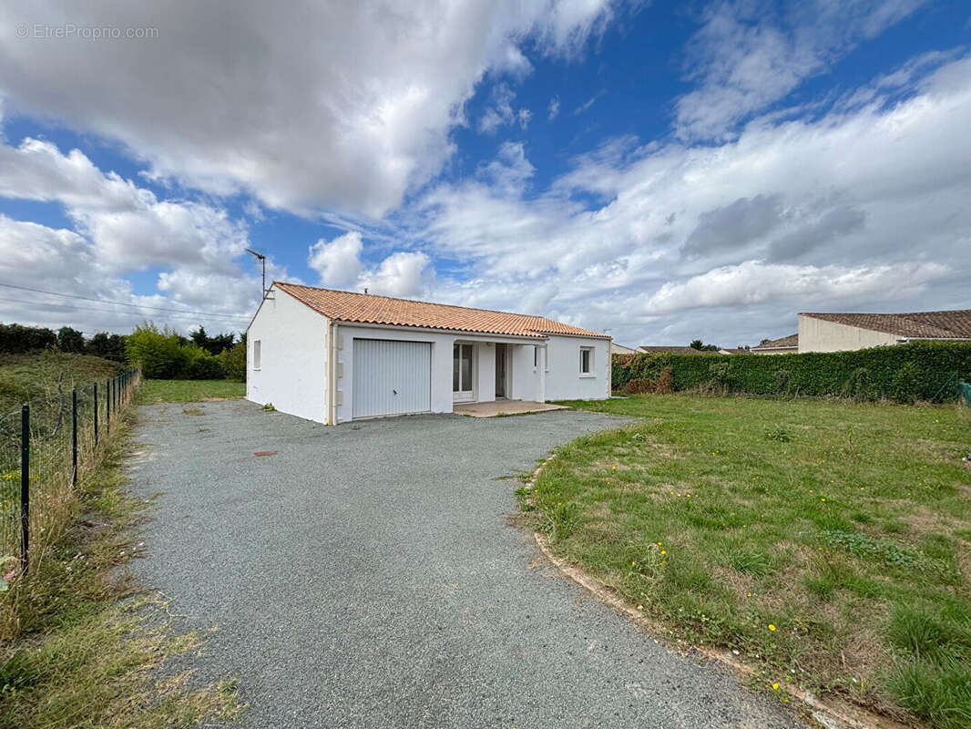 Maison à CORME-ROYAL