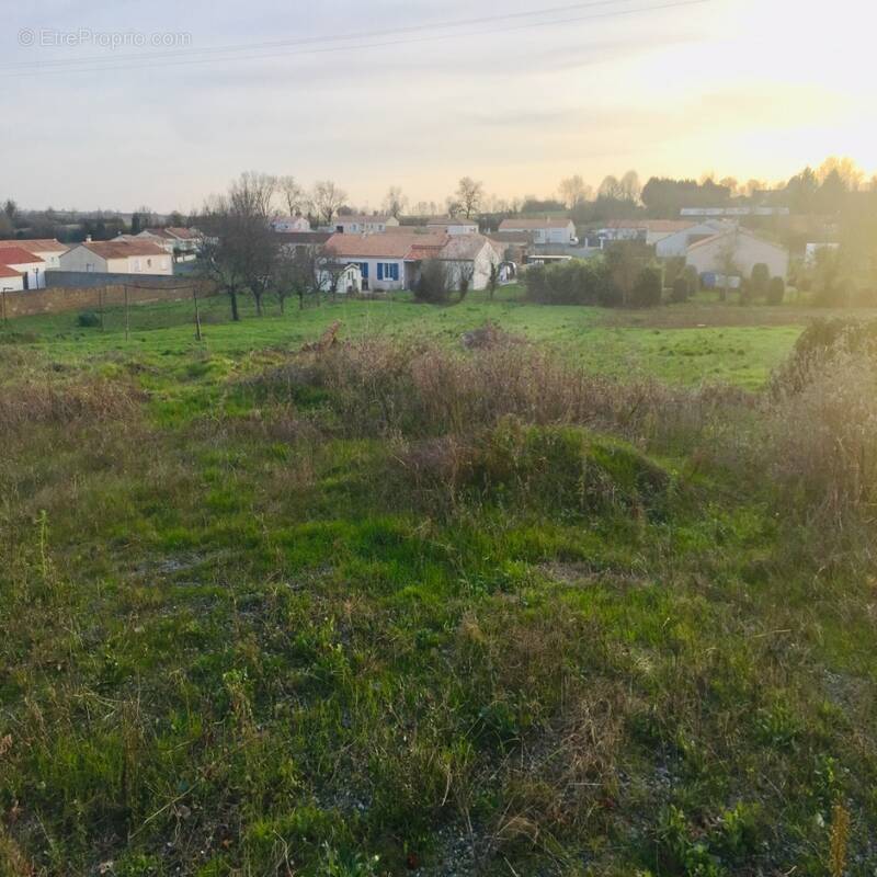 Terrain à SAINT-JEAN-LES-DEUX-JUMEAUX