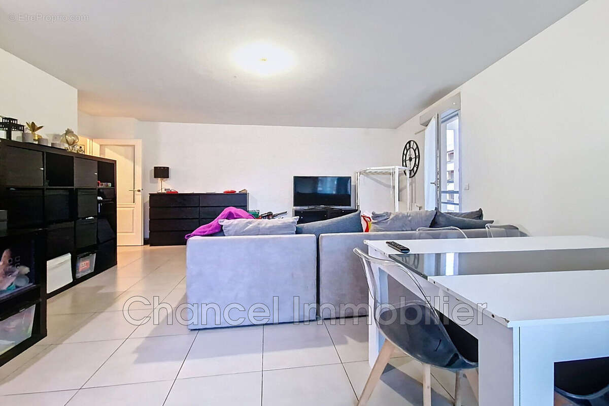 Appartement à SAINT-LAURENT-DU-VAR