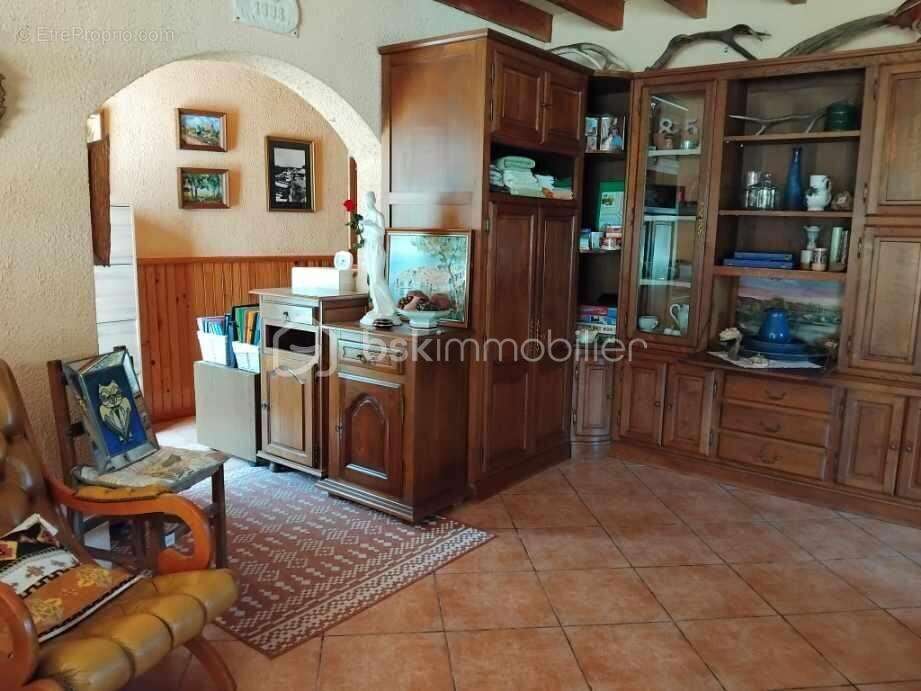 Maison avec garage et grange sur 8000m2 de terrain - photo 6
