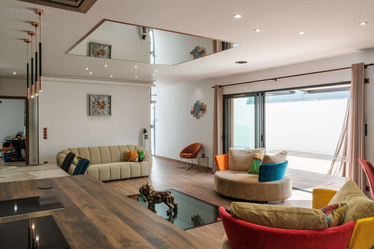 Appartement à SAINT-PRIEST-EN-JAREZ