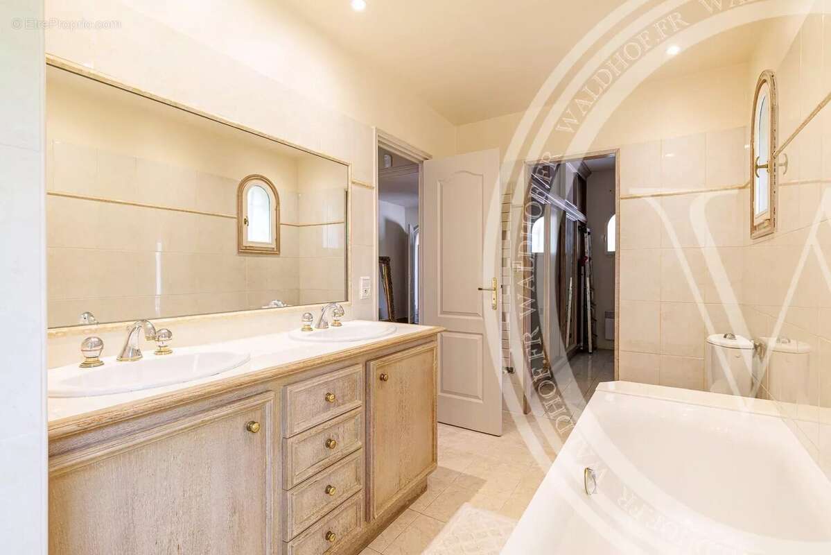 Maison à ROQUEFORT-LES-PINS