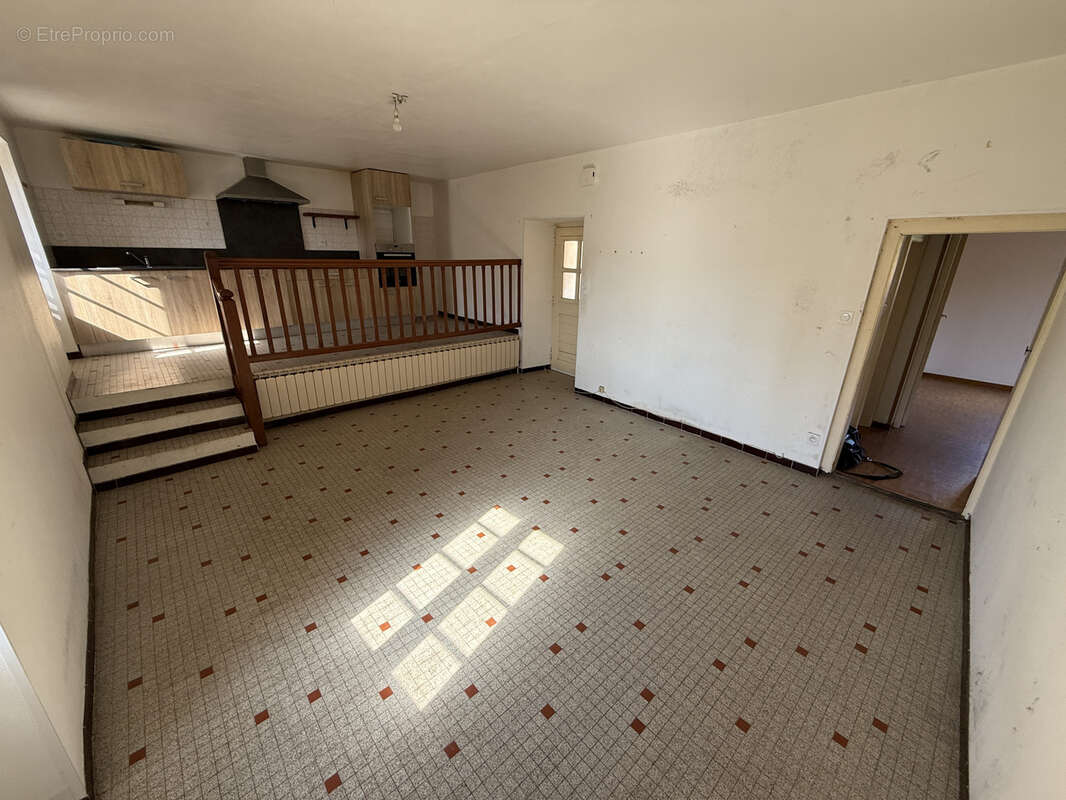 Maison à SAINT-VICTOR-ET-MELVIEU