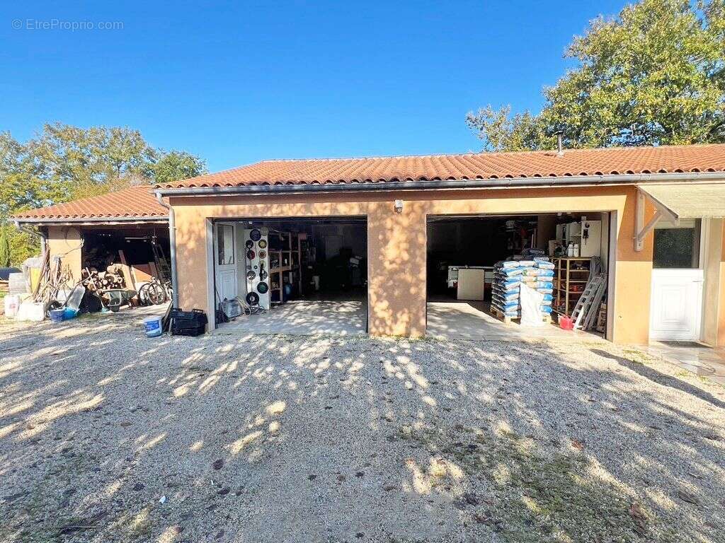 Maison à EGLISE-NEUVE-DE-VERGT