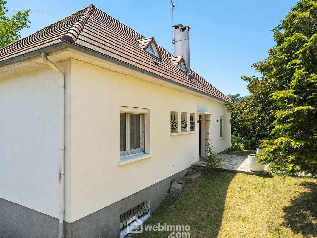 ... une terrasse en opus mènent au rez-de-chaussée surélevé. - Maison à CHATELLERAULT