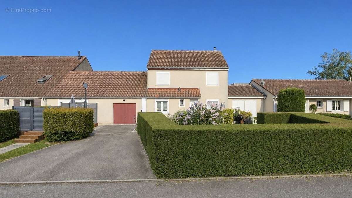 Maison à LESMENILS