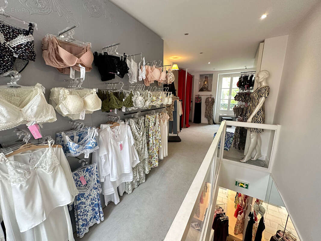 Mur - Local commercial Rueil-Malmaison / 44,43 m2 / Centre-ville - photo 6