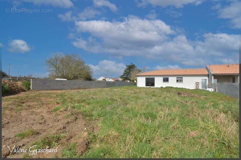 Maison à SAINT-MEDARD-DE-GUIZIERES