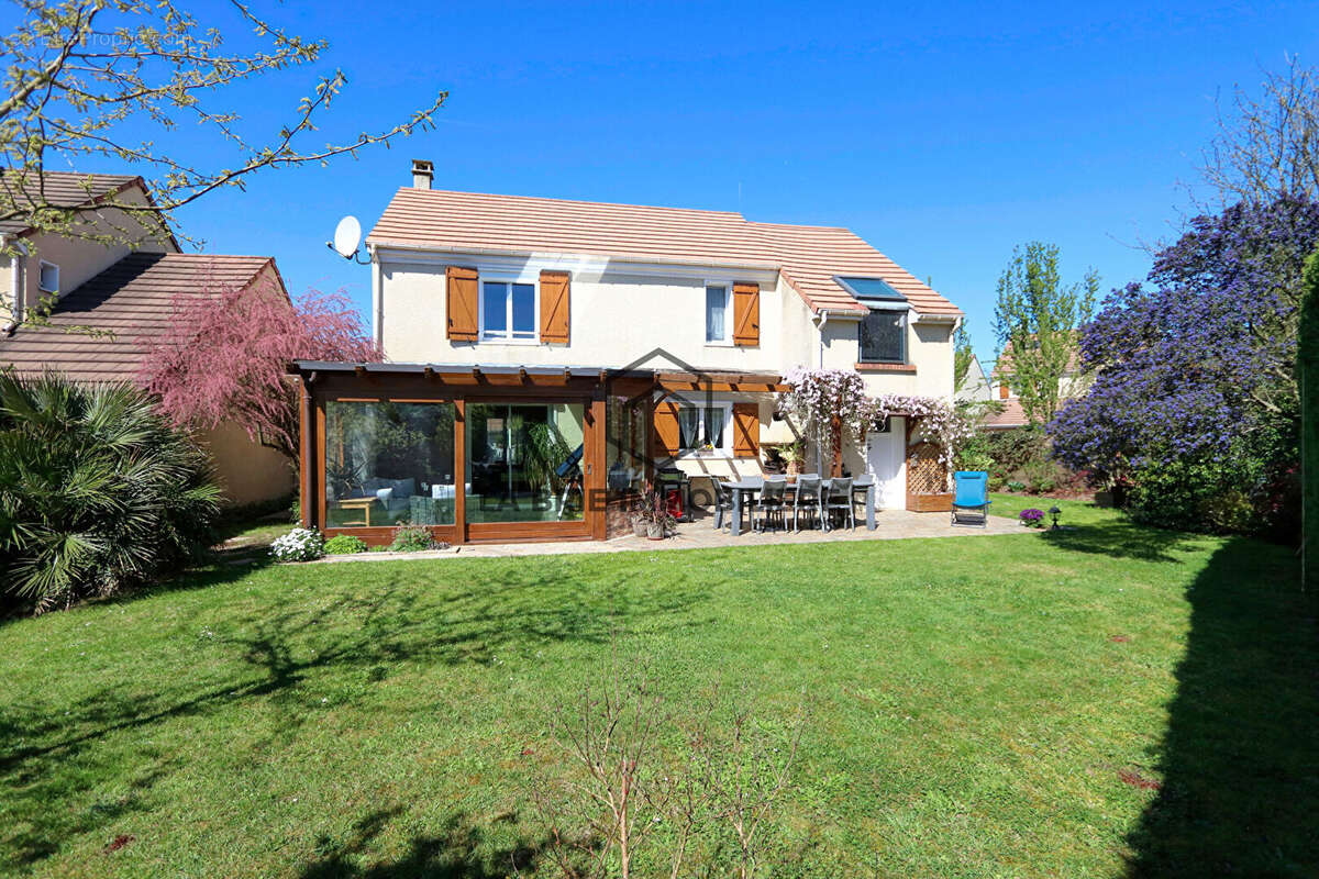 Maison à MANDRES-LES-ROSES