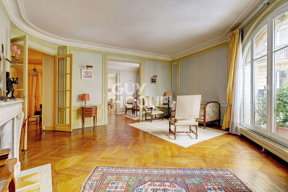 Appartement à PARIS-16E
