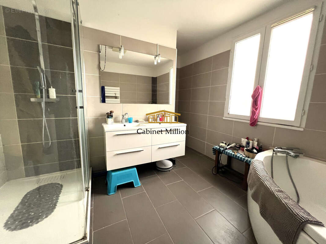 Maison à VIC-LA-GARDIOLE