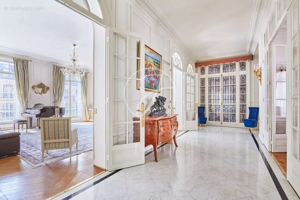 Appartement à PARIS-16E