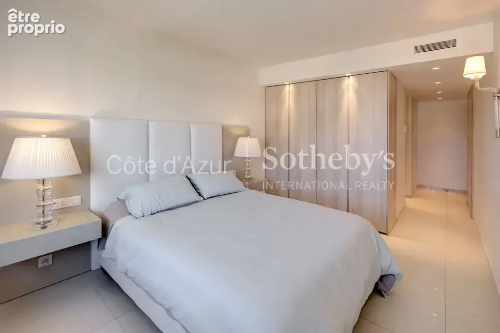 Cannes Croisette, appartement rénové avec deux chambres en suite et terrasse face à la mer - photo 10