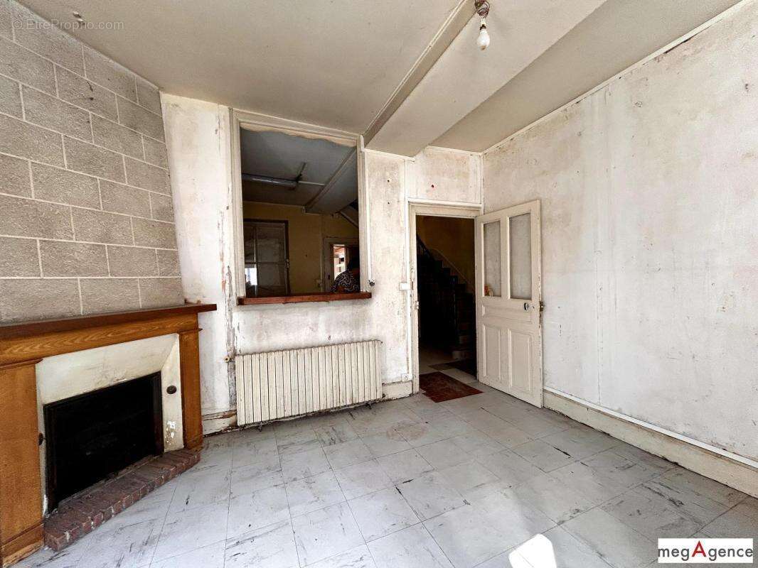 En centre ville 218 m², comprenant : logement d'habitation + ancien local commercial (avec boutique et vitrine) - photo 4