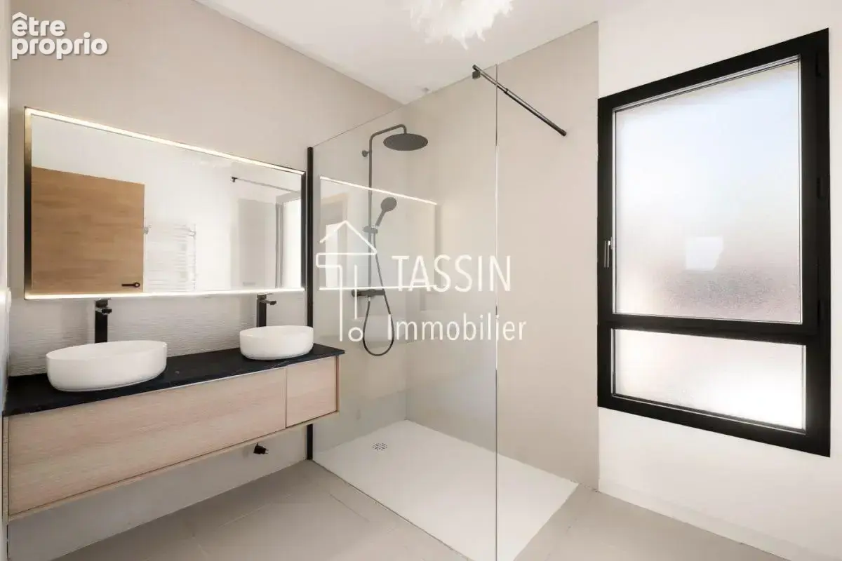 Ecully - Maison contemporaine 5 chambres + studio indépendant - photo 7