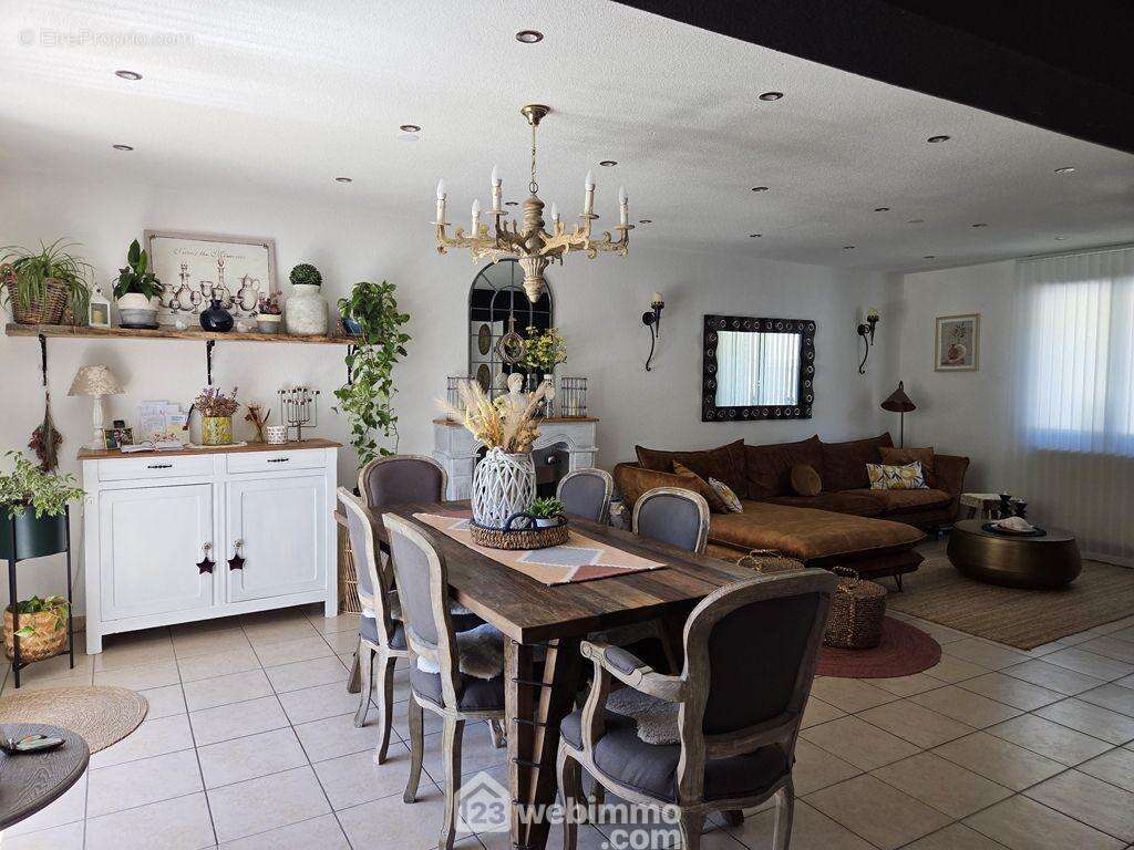 ... avec un espace salon et salle à manger, - Maison à ALBERTVILLE