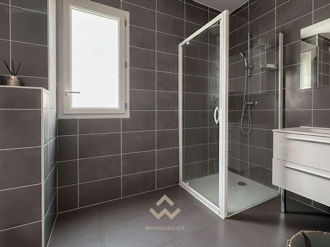 Appartement T2 - rez-de-jardin - Salle d'eau - La Garde 83130