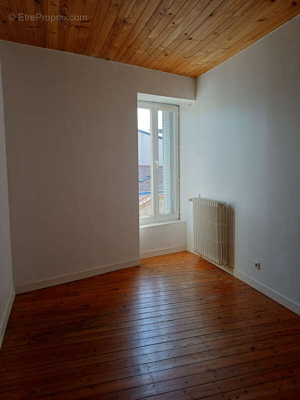 Maison à LA CHAIZE-LE-VICOMTE