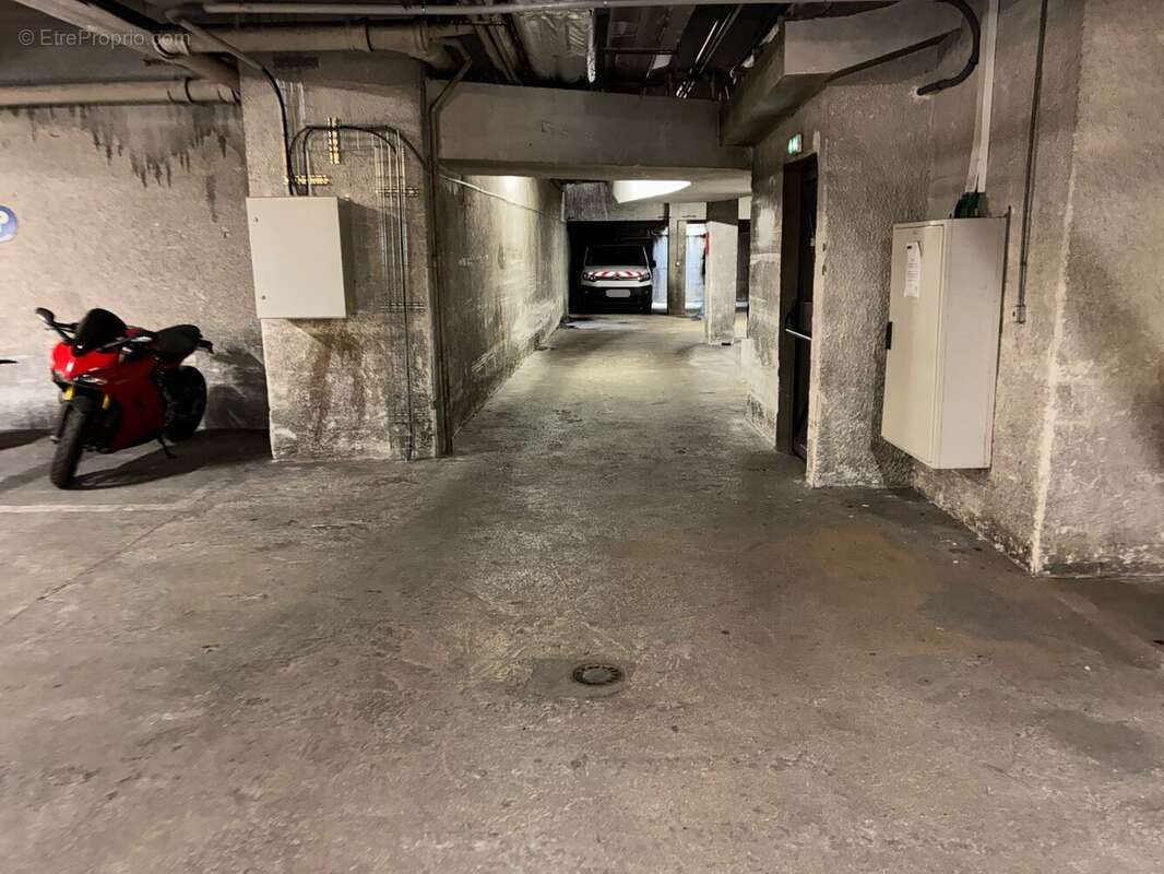 Parking à PARIS-11E
