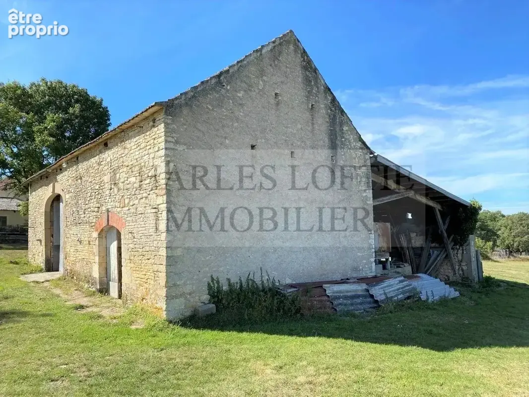 Ancien corps de ferme avec nombreux bâtiments sur 2 ha de terrain, avec belles vues sur la campagne environnan - photo 17