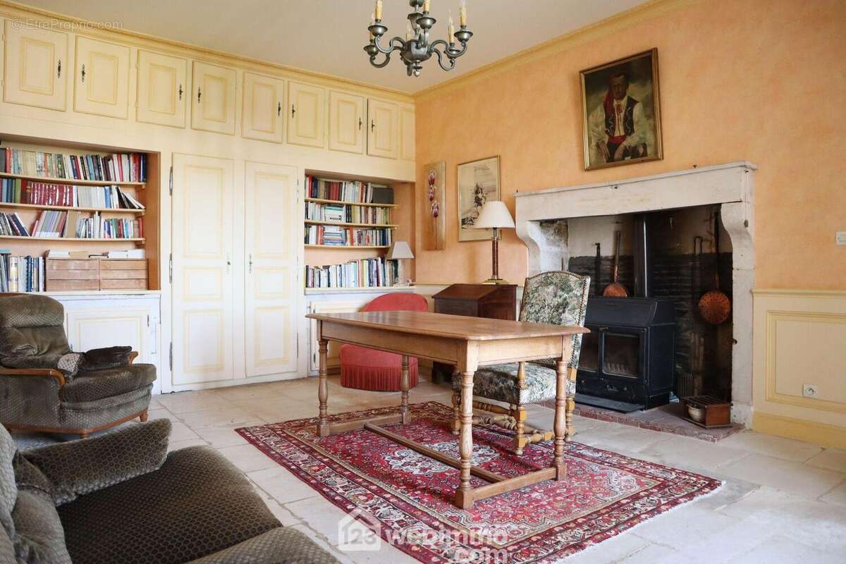 Le petit salon / bibliothèque avec poêle à bois, - Maison à VALDIVIENNE