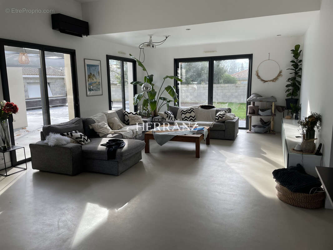 Maison 285m2 sur terrain arboré de 7708m2 Gauriaguet - photo 3