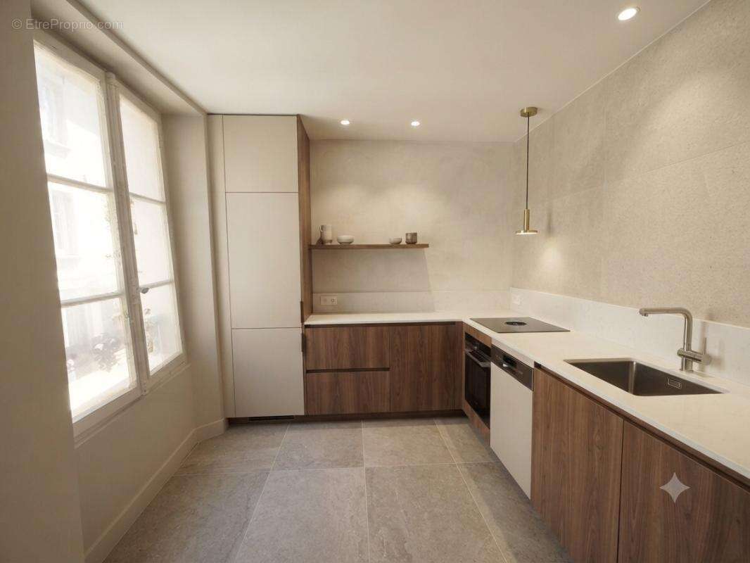Appartement T2 à rénover – Centre-ville Fontainebleau – Fort potentiel - photo 3