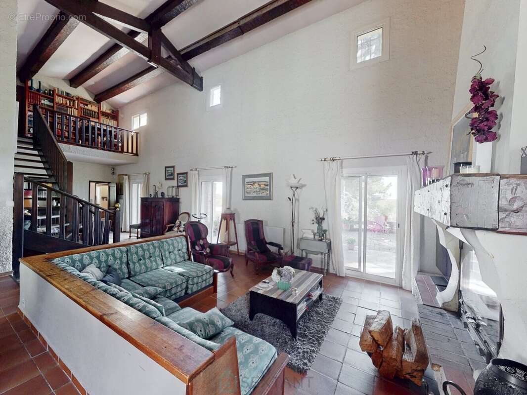 Maison à SAINT-MITRE-LES-REMPARTS