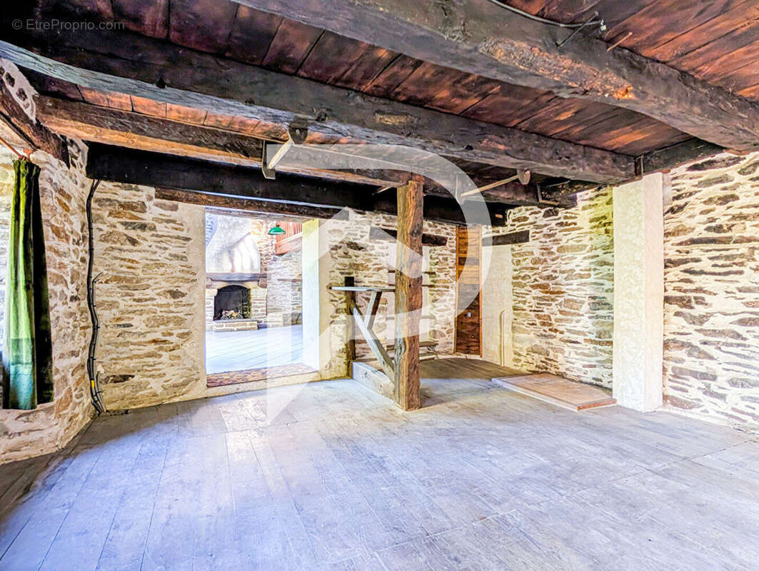 Maison à LAVAL-ROQUECEZIERE