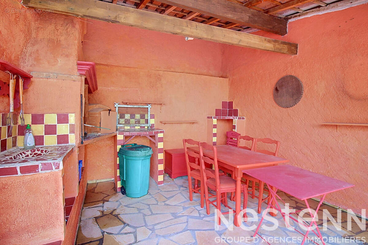 A vendre à Draguignan - Propriété de caractère avec vue panoramique, piscine et beaux volumes - photo 10